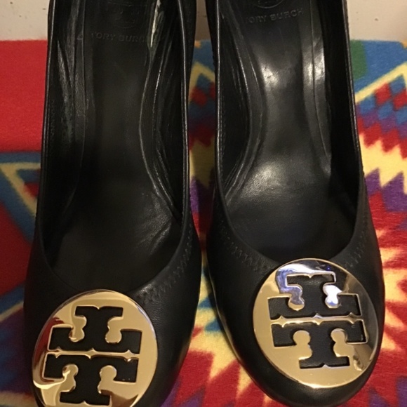 🔥SALE! TORY BURCH, SIZE 9 1/2 med, pre-owned , small lose insole on left shoe🔥 - Picture 9 of 10